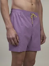 Short de baño color lila con cintura elástica y cordón ajustable.