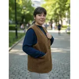 Chaleco de corderito color marrón, con diseño sin cuello, cierre frontal con un botón y bolsillos laterales.