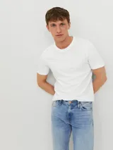 Camiseta blanca de manga corta y cuello redondo, marca Jack & Jones Essentials.