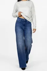 Pantalón de jean de corte recto y tiro alto, color azul lavado, con detalle de strass aplicado en toda la superficie frontal.