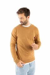 Sweater de punto color tostado, con cuello redondo y diseño clásico de manga larga.