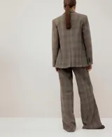 Pantalón de vestir marrón con patrón de cuadros sutiles, de corte recto y perneras amplias.