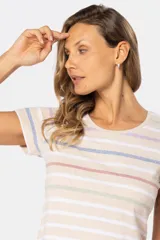 Remera de manga corta con cuello redondo y diseño de rayas horizontales en tonos pastel sobre fondo beige.