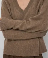 Jersey de punto de cashmere para mujer, color marrón topo, con cuello pico y manga raglán.