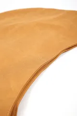 Cartera tipo hobo color marrón, con forma de media luna y correa de soga trenzada en tonos rojo y blanco.