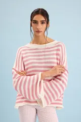 Buzo tejido de algodón con diseño a rayas horizontales en color crudo y rosado, cuello redondo y mangas anchas.