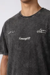 Remera de algodón con efecto lavado gastado, cuello redondo y mangas cortas. Presenta estampados minimalistas en el frente con el logo de la marca y la frase 'Local Based, Global Attitude'.