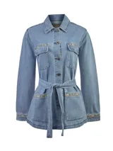 Chaqueta de denim celeste RKF modelo Mallow, de corte regular y manga larga con cuello camisero. Cuenta con cierre frontal de botones, bolsillos utilitarios en el pecho y en la parte inferior, y un cinturón ajustable del mismo material. Presenta detalles bordados decorativos en contraste en los bolsillos, puños y solapas.