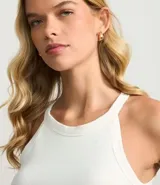 Blusa crop top de cuello halter, confeccionada en tejido rib con textura acanalada. Presenta un diseño ajustado al cuerpo, sin mangas y de color azul oscuro.