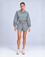 Short gris con cintura tipo clochard con regulador, ajustes con cordón en los laterales y bolsillos. Confeccionado en tejido ultra suave de poliéster y poliamida con protección UV 50+.
