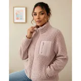 Campera de corderito color blanco, con cierre frontal completo, cuello alto y bolsillo frontal con cierre. Presenta un diseño forrado y cálido, ideal para la temporada de invierno.