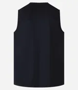Musculosa deportiva masculina de corte regular, color blanco, con cuello redondo y recortes laterales.