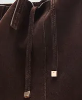 Bolso tipo shopper de piel de serraje color marrón oscuro, con doble asa de hombro y cierre de botón magnético. Incluye forro interior de algodón y bolsillo con cremallera.