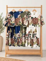 Conjunto de dos piezas confeccionado en viscosa con estampa floral, compuesto por una blusa estilo camisa con mangas globo y botones frontales, y un pantalón tipo culotte de tiro alto.