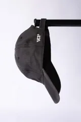 Gorra marrón de gabardina con efecto lavado y visera curva, de estilo clásico.