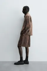 Bermuda estilo jogger de calce relajado, color marrón con efecto tie-dye. Posee cintura elástica ajustable con cordón y bolsillos delanteros y traseros de vivo.