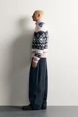 Chaqueta de punto relaxed fit tejida con mezcla de lana, con diseño de rombos y patrones geométricos en tonos azul marino, blanco y rosado. Cuenta con cuello alto, manga larga, acabados en rib y cierre frontal con cremallera de doble dirección.