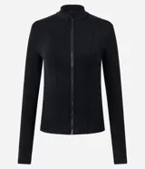 Campera deportiva entallada de microfibra, con cuello alto, cierre frontal con cremallera y bolsillos laterales funcionales.