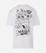 Remera de corte relajado color blanco, con cuello redondo y manga corta. Presenta un estampado pequeño en el centro del pecho con la inscripción 'Most Wanted' y el diseño de los Hermanos Metralla.