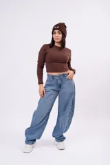 Jean baggy de tiro medio en color azul vintage desgastado, con silueta holgada tipo balloon y diseño relajado.