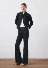 Jeans de denim azul oscuro de tiro medio y corte acampanado, con costuras contrastantes y bolsillos clásicos.