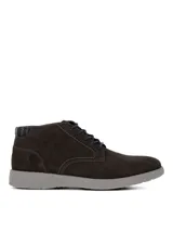 Botas de estilo casual Hush Puppies, confeccionadas en cuero gamuzado color gris oscuro. Presentan cierre de cordones, suela de poliuretano con tecnología Spinal para mayor amortiguación y estabilidad, y sistema de plantilla Dual Fit.