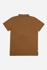 Remera polo clásica color rosado, con bolsillo frontal y calce regular.