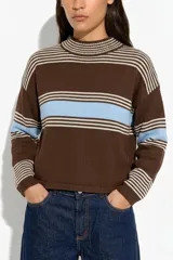 Sweater tejido de punto corto, con cuello redondo y diseño a rayas horizontales en tonos marrón, blanco y celeste.