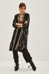 Kimono largo de jacquard con diseño de cebra y destellos de lurex. Presenta bordes con detalle de guarda tejida, mangas tres cuartos y forro interior.