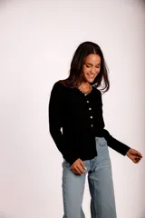 Blusa de morley elastizado color blanco, con escote en V y botones dorados.