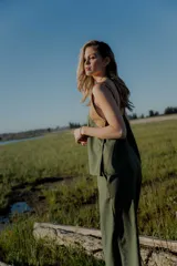 Conjunto de dos piezas compuesto por un top sin mangas con diseño bicolor en blanco y negro y detalle bordado frontal, y un pantalón de corte recto y ancho en color negro con bolsillos laterales y cintura ajustable.