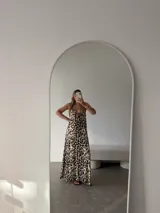 Vestido largo de tirantes finos con escote en V, estampado animal print de leopardo en tonos marrones y beige.