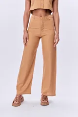 Pantalón de lino color camel, de corte recto y tiro alto.