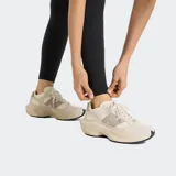 Calza deportiva New Balance Harmony Pocket High Rise, color negro, tiro alto, confeccionada en tejido suave y elástico con tecnología de secado rápido NB DRY. Presenta bolsillos laterales.