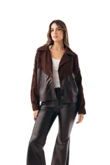 Campera bomber de cuero ovino negro combinada con gamuza chocolate, cuello solapa y cierre frontal de botones. Presenta mangas largas con detalles de costuras decorativas y bolsillos laterales ribeteados.