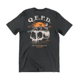 Remera de algodón color marrón con estampa gráfica en la espalda que presenta una calavera grande, un esqueleto relajado en una playa al atardecer y la inscripción Q.E.P.D.