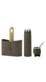 Kit matero color gris compuesto por un posatermo con asa de madera y herraje, un termo semi forrado de 1 litro, un mate de cerámica chico y una bombilla de acero inoxidable.