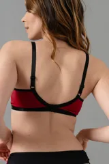 Bralette rojo de puntilla elastizada con forro interno, breteles regulables y ganchos en la espalda.