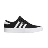 Championes Adidas modelo Seeley XT, de diseño urbano y estilo skate. Presentan una capellada de lona negra con las icónicas tres tiras laterales en color blanco, suela de goma vulcanizada blanca y cierre de cordones.