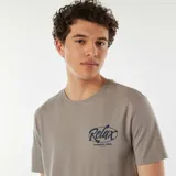 Camiseta gris con cuello redondo y manga corta. Estampado en el pecho con la palabra "Relax" en tipografía cursiva y la frase "summer club".