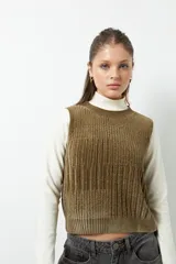 Chaleco de tejido de punto acanalado color verde oliva, con cuello alto y corte corto.