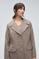Tapado de lana color marrón con diseño de textura jaspeada, cuello con solapas, cierre frontal con botones y bolsillos laterales con solapa.