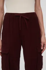 Pantalon cargo de pana color bordó, con cintura elástica con cordón ajustable, bolsillos laterales tipo cargo y corte recto.