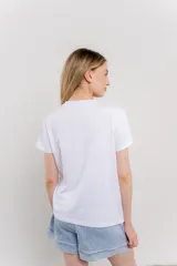 Remera blanca de algodón con estampado de un bolso con llavero colorido.