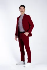 Ambo Florenzi modelo Santorini, compuesto por blazer slim fit con dos botones frontales y pantalón de corte angosto. Confeccionado en tejido de punto con textura mate, diseñado para ofrecer elasticidad y movilidad.