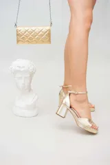 Sandalias negras de cuero con plataforma y taco ancho.