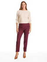 Pantalón de vestir tipo sastrero color bordó, de corte slim fit y diseño pull-on con pretina ancha elastizada. Presenta cinco bolsillos funcionales y un largo que llega hasta el tobillo.
