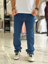 Pantalón de jean azul de corte recto y clásico, con bolsillos laterales y traseros.
