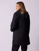 Campera capitoneada de corte largo con diseño acolchado en forma de rombos. Cuenta con cierre frontal completo, capucha desmontable, bolsillos delanteros con solapa y cierre, y forro interno a tono.