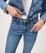Pantalón de jeans premium azul oscuro de corte recto y cintura media, con bolsillos funcionales, trabillas para cinturón y costuras visibles a contratono. Confeccionado por Marfinno.